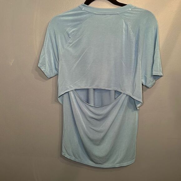 Under Armour Short Sleeve Open Back Blue Top Size Small - Picture 4 of 4